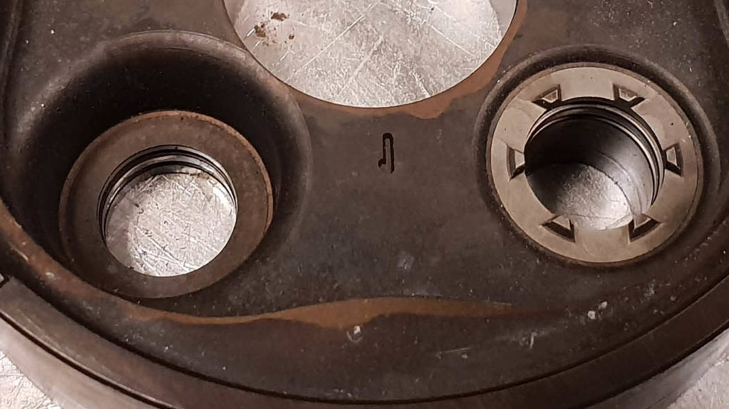 Dirty and rusty rubber mold before laser cleaning Dirty and rusty rubber mold before laser cleaning